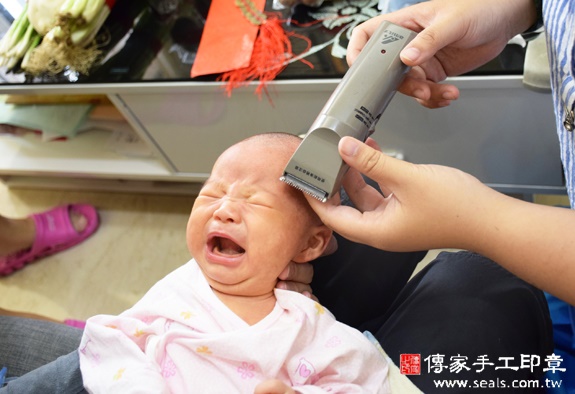 陳寶寶(台中西屯區到府嬰兒寶寶滿月剃頭理髮、免費到府嬰兒剃胎毛儀式吉祥話)。到府剃頭剃胎毛主持、專業拍照、DVD光碟、證書。★購買「臍帶章、肚臍章、胎毛筆刷印章」贈送：剃頭、收涎、抓周，三選一。2015.11.26 照片16